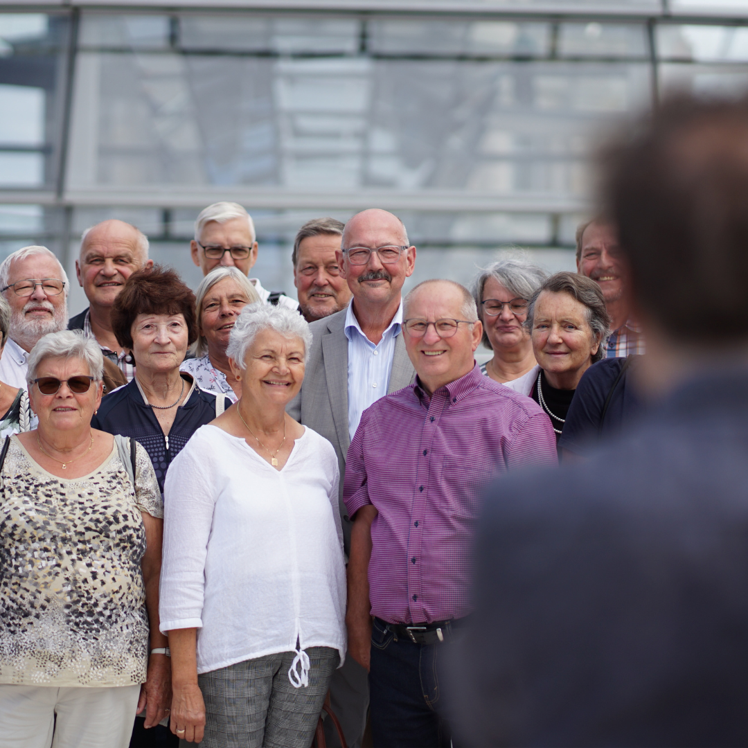 Gruppenfoto mit Friedhelm Boginski auf der Bundestagskuppel