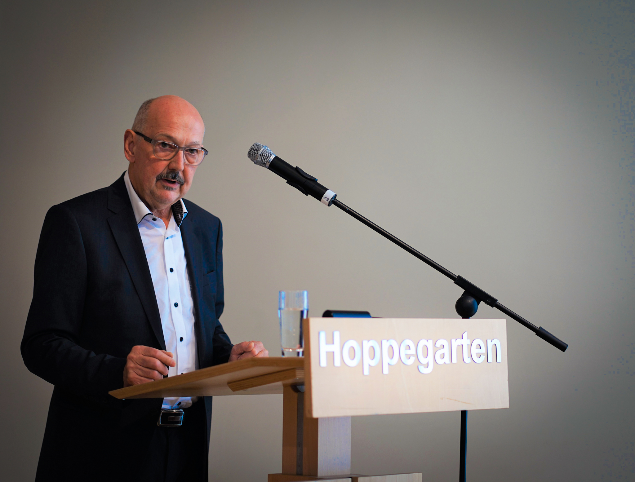 Friedhelm Boginski während der Festrede in Hoppegarten