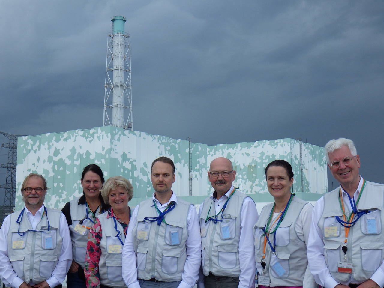 Delegation vor dem Kernkraftwerk Fukushima