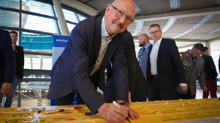 Friedhelm Boginski dankt allen Einsatzkräften der Bundeswehr